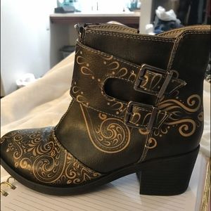 Goby brown and beige swirl booties